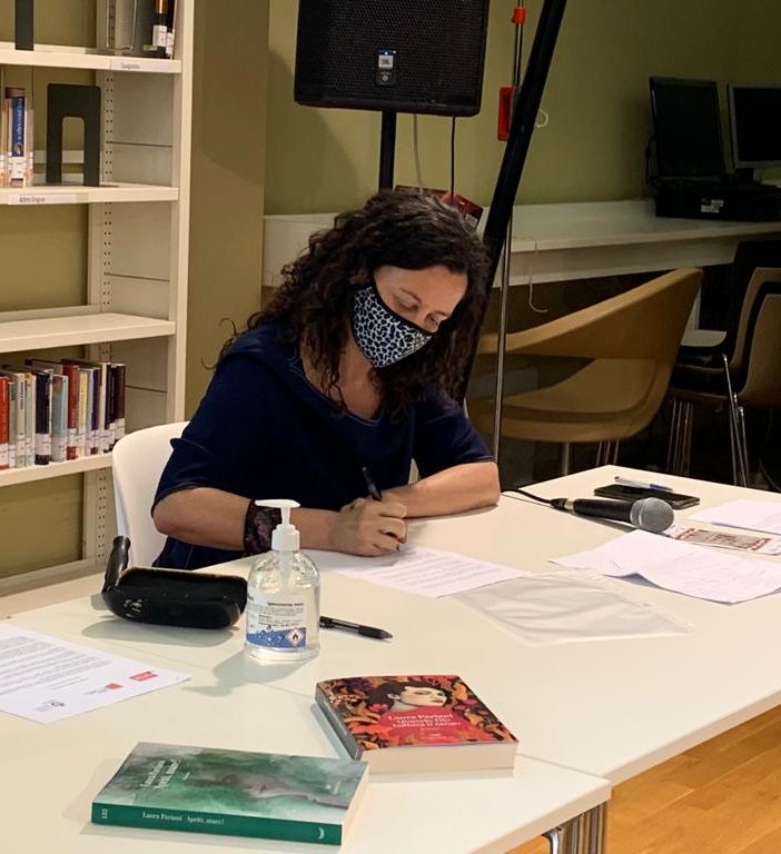 La vicesindaco Maffioli mentre firma ll patto per la lettura
