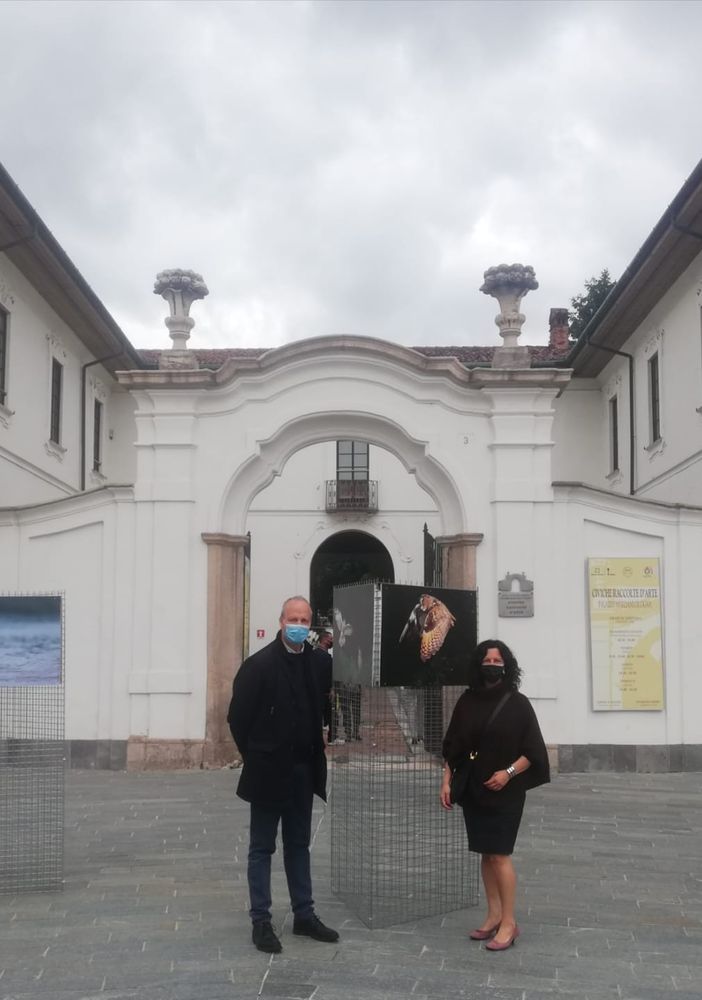 Le immagini arrivate in piazza Vittorio Emanuele a Busto con la vicesindaco Manuela Maffioli e Claudio Argentiero dell'Afi (foto del Comune di Busto)