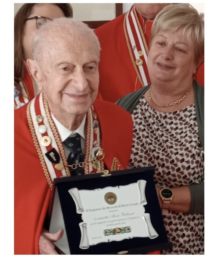 Mario Ballarati fiero della targa consegnata dal Magistero