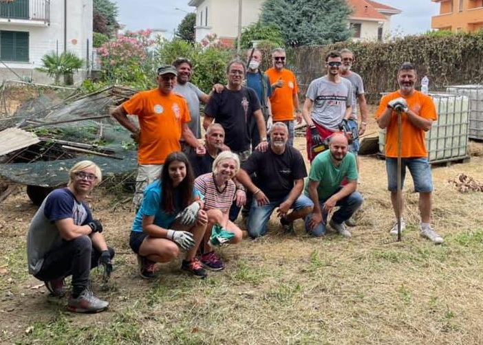 Harleysti e volontari all'opera per realizzare il Mai Paura Camp (foto dell'associazione)