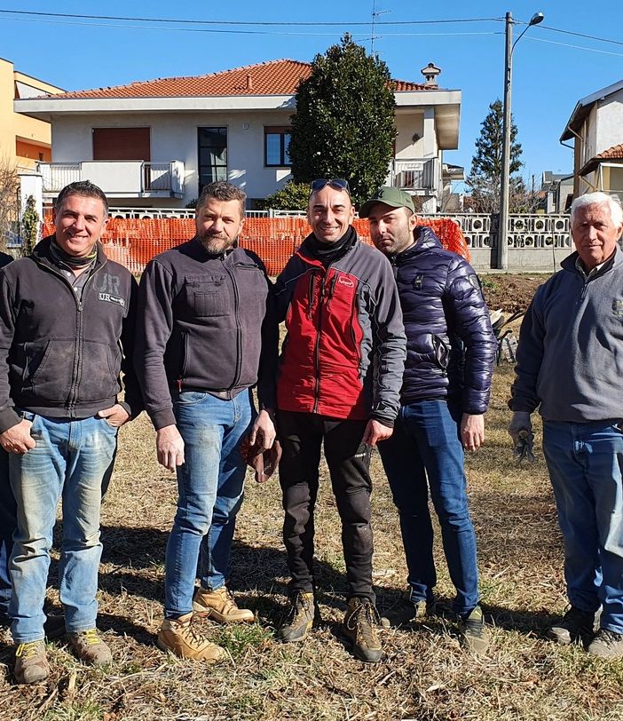 Una parte della squadra di volontari al lavoro per realizzare il Mai Paura Camp