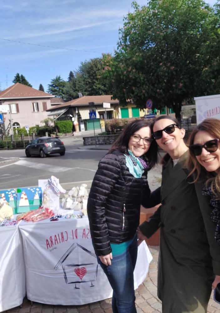 Alcune mamme al mercatino a Travedona Monate lo scorso 21 aprile