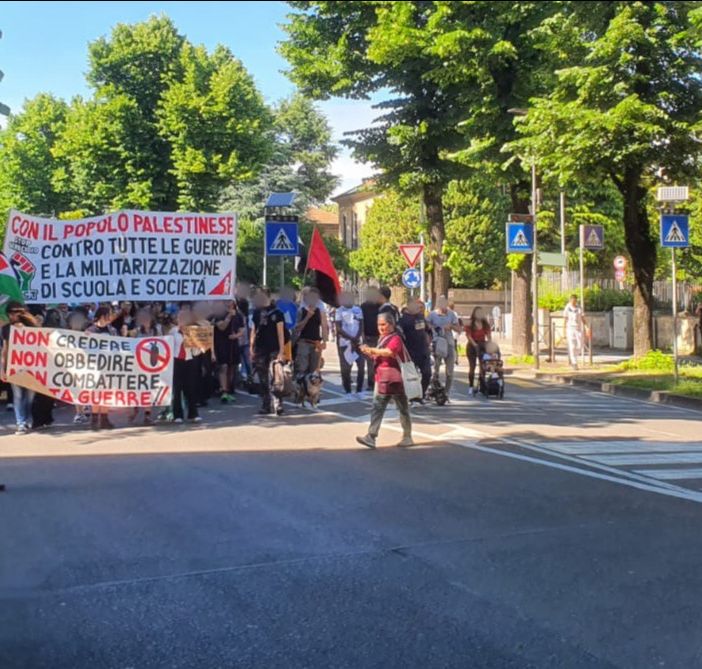 FOTO. Gli studenti scendono in strada a Busto per la Palestina