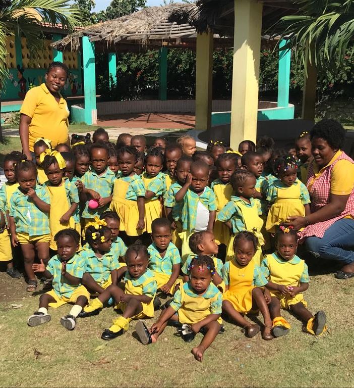 Haiti, ultimo giorno di scuola materna tra sorrisi e ritorno alle baracche. Dove il caldo è l'ultimo dei problemi