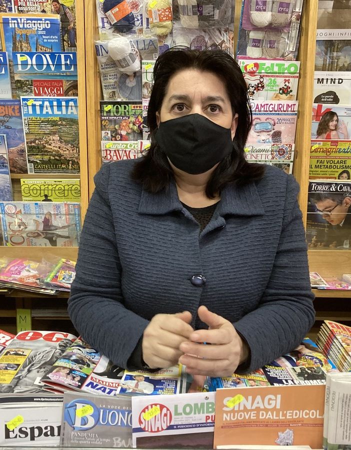 Maria Rosa Naso nell'edicola cartoleria Tagliabue