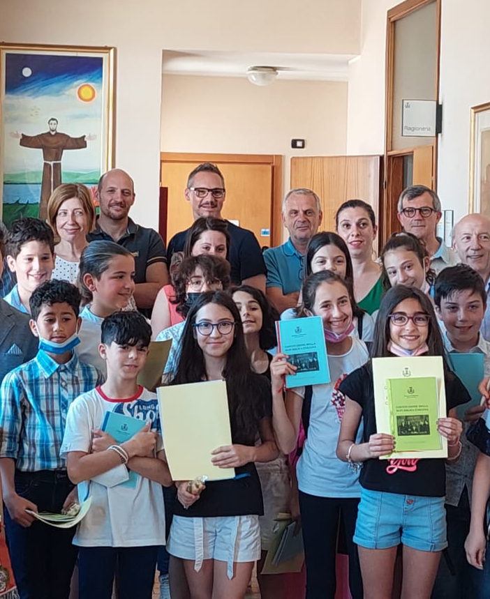 Piccoli consiglieri insegnano a Marnate: «Ambiente, gentilezza e coperte per i clochard»