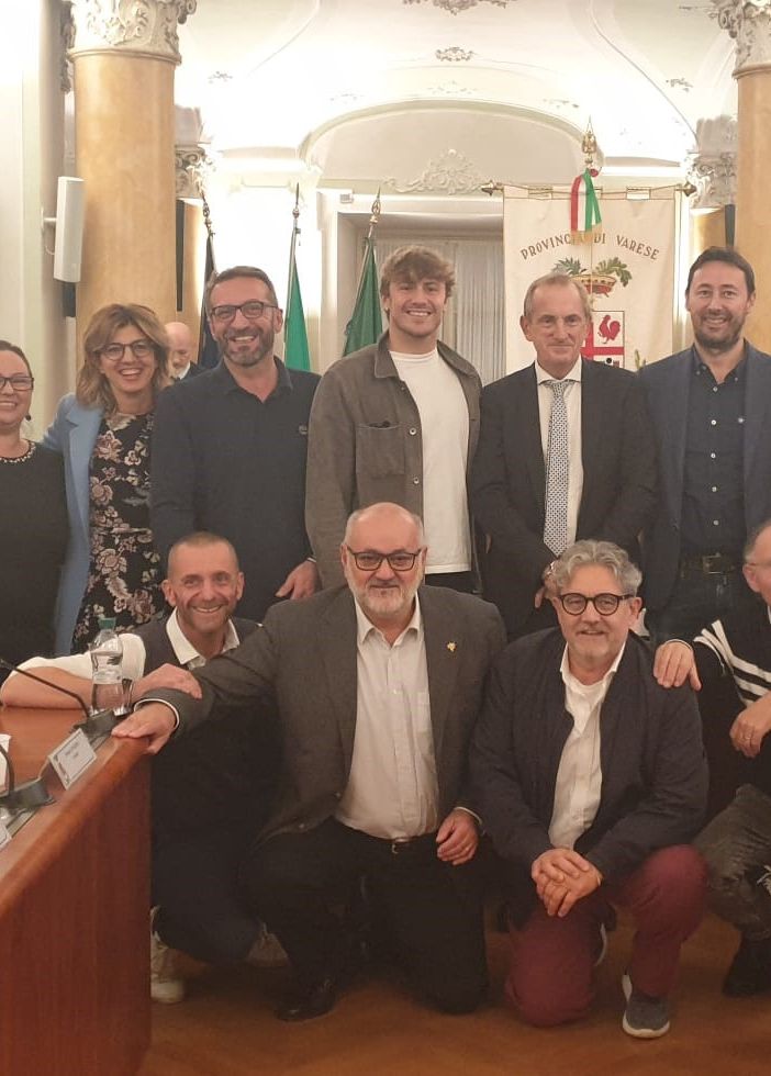 L’omaggio della provincia al campionissimo Martinenghi: «Siamo mondiali con te!»