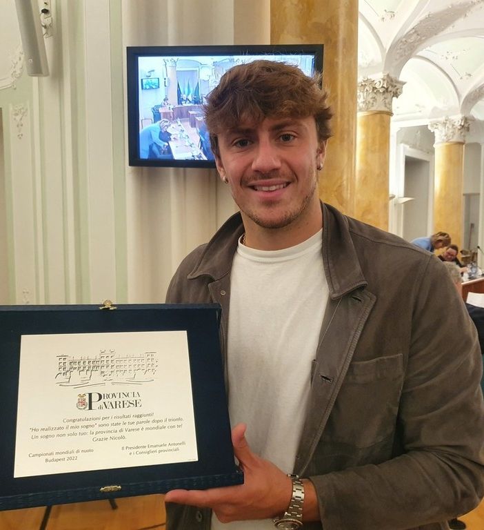 Martinenghi durante la consegna della targa celebrativa in Provincia nel 2022