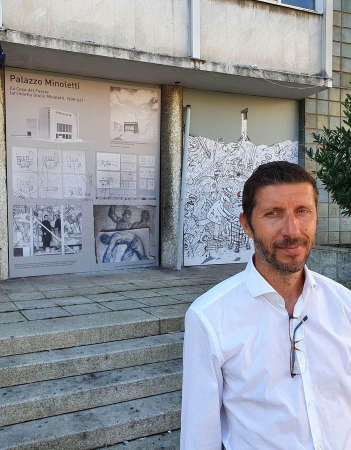 Massimo Gnocchi davanti a Palazzo Minoletti, che Obiettivo Comune immagina come una Casa dei Giovani e delle associazioni