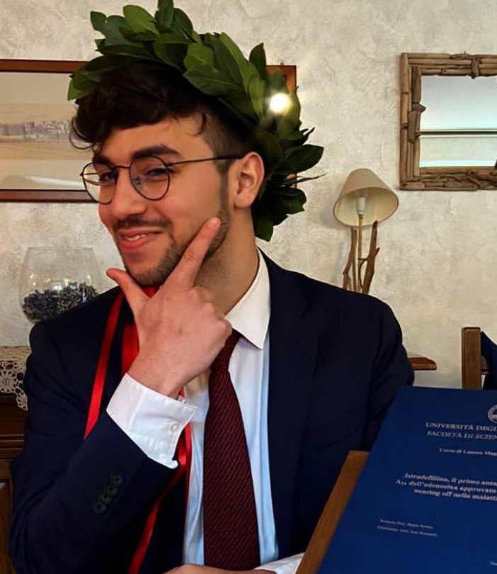 Matteo si era laureato e voleva lavorare nella farmacia di famiglia dedicandosi ai fagnanesi - foto dalla pagina della farmacia