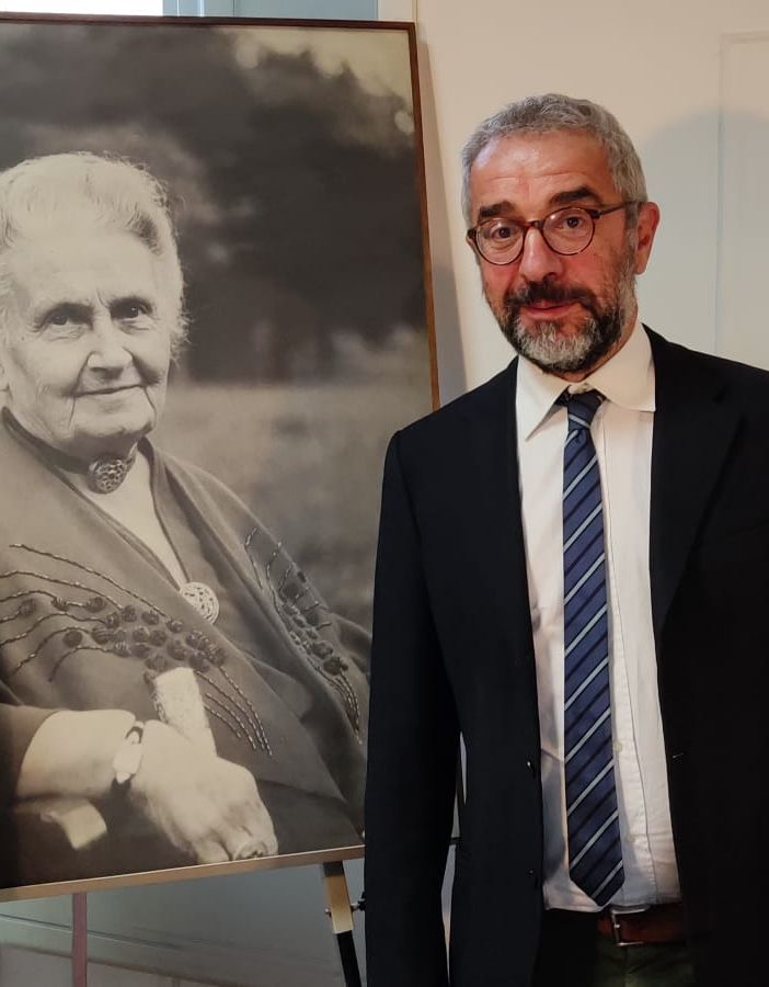 Mauro Ghisellini con Benedetto Scoppola, presidente dell'Opera Nazionale Montessori. Sotto: un momento dell’assemblea nazionale svoltasi a Roma