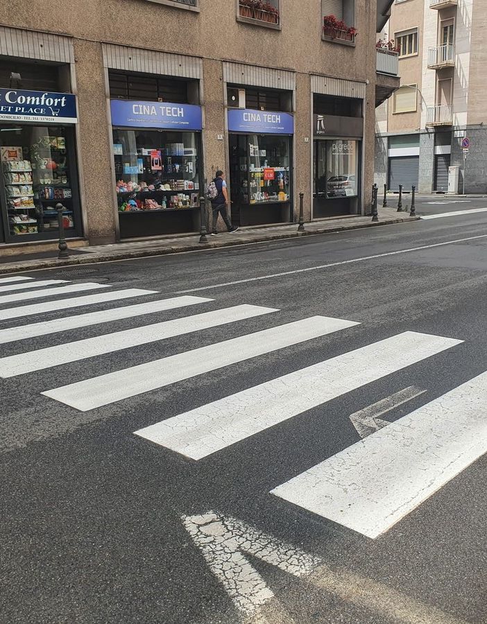 LA FOTO. Via Mazzini, il passaggio pedonale torna &quot;single&quot;