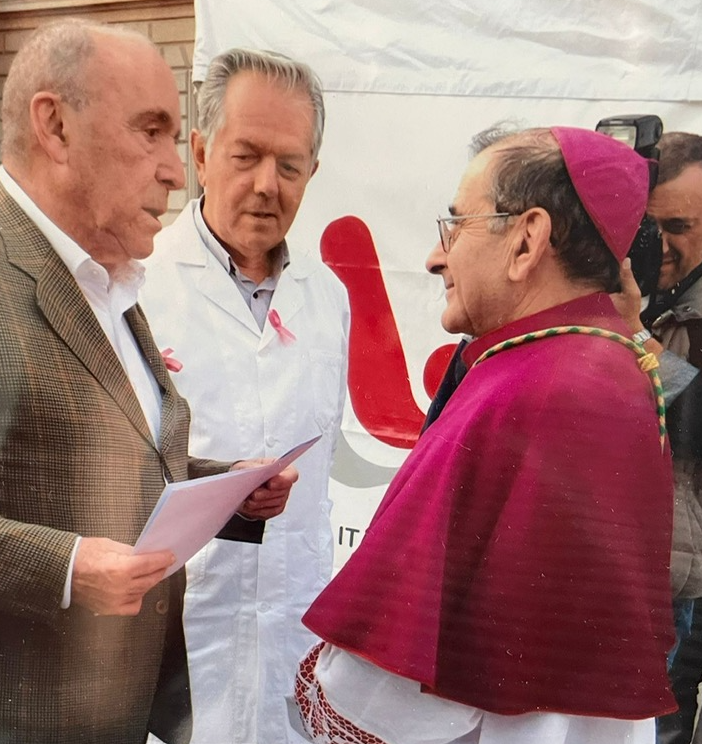 Una foto di Franco Mazzucchelli con monsignor Mario Delpini