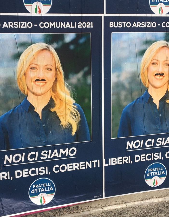 I manifesti imbrattati in viale Alfieri a Busto Arsizio