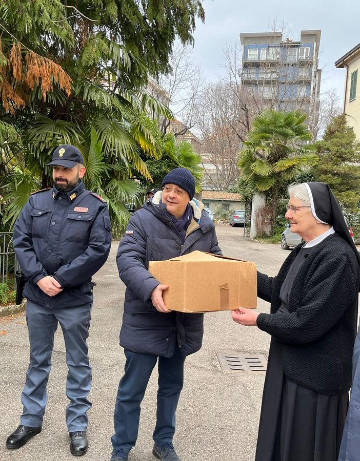 Donate trentamila mascherine alla mensa di via Bernardino Luini