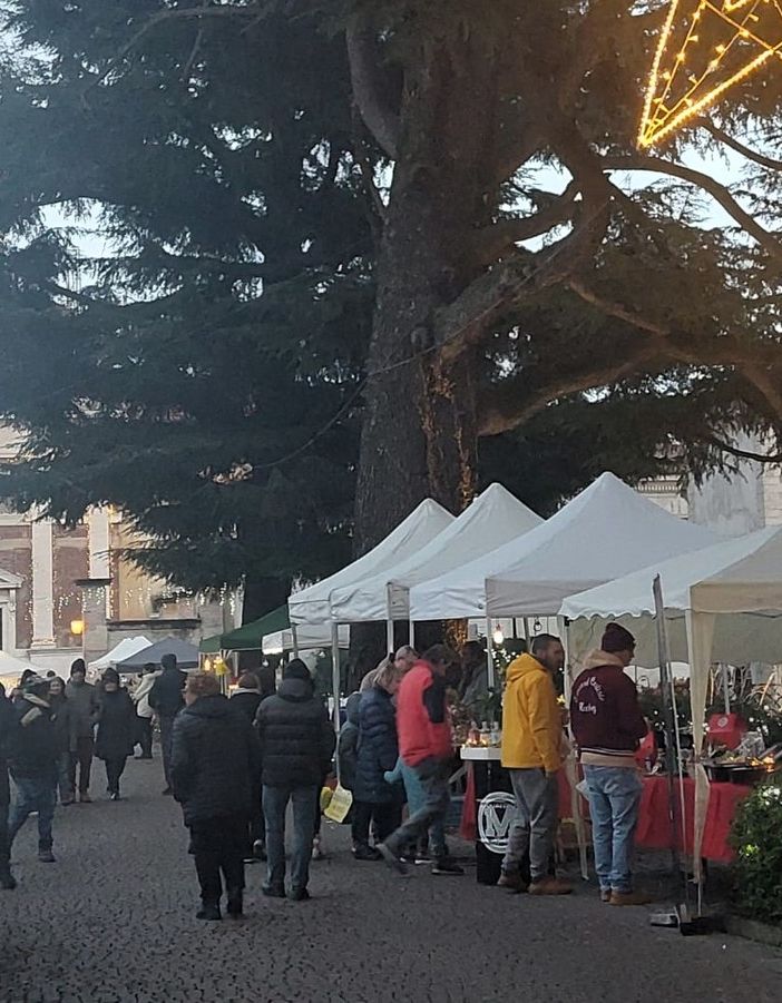 A Olgiate il cortile di Villa Gonzaga si è trasformato per un giorno in un mercatino natalizio