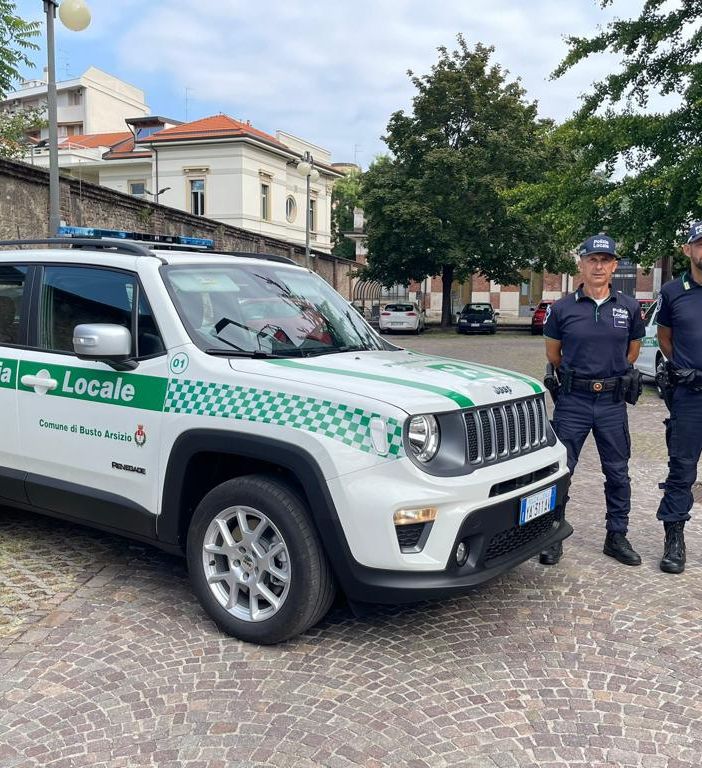 Busto: vigili con l'auto ibrida plug-in per combattere gli incivili