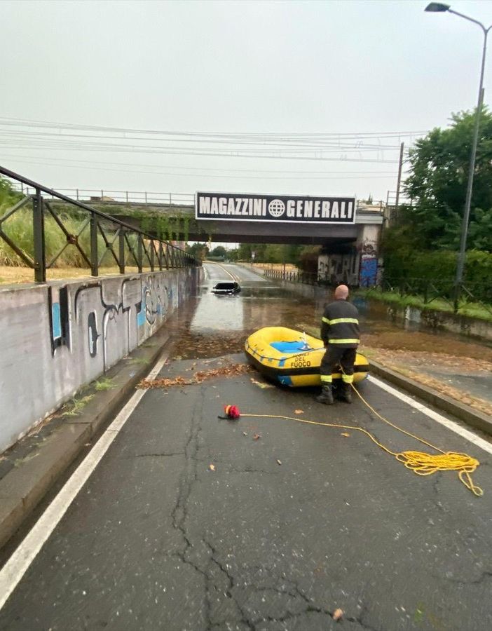 Nubifragio a Milano: strade allagate, linee tram interrotte