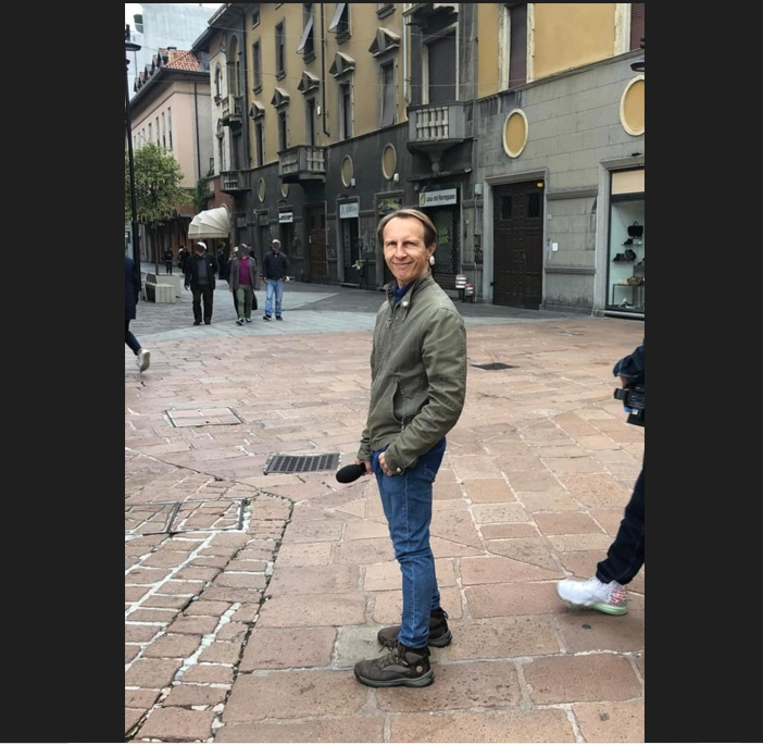 Cristiano Militello di Striscia la Notizia a Busto: «La gente mi parla dei lampioni»