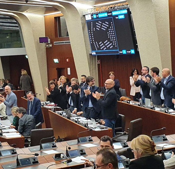 I festeggiamenti tra i banchi della minoranza