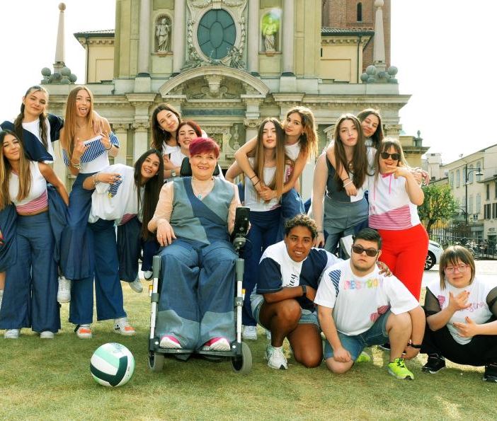 La moda inclusiva di Acof con Uildm e Mai Paura: le t-shirt griffate Olga Fiorini conquistano tutti