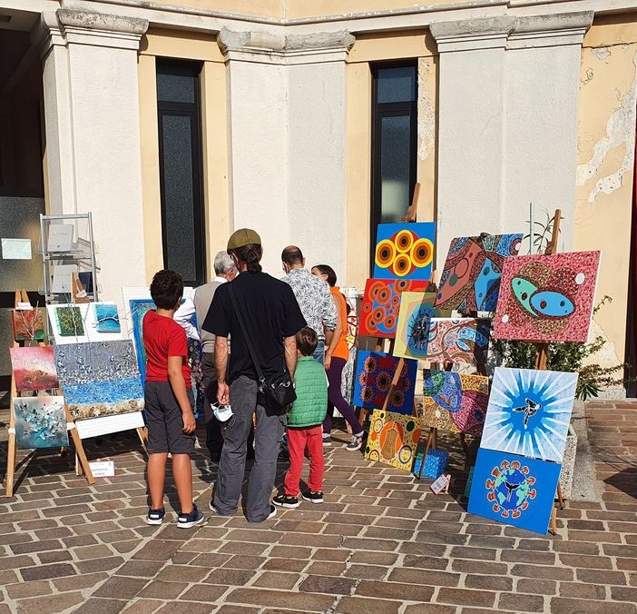 Busto, inaugurata “Intrecci d’arte”. Una mostra senza etichette all’insegna dell’inclusione
