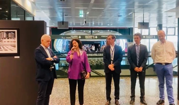 A Malpensa una mostra che celebra Milano e il suo “viaggio” negli anni
