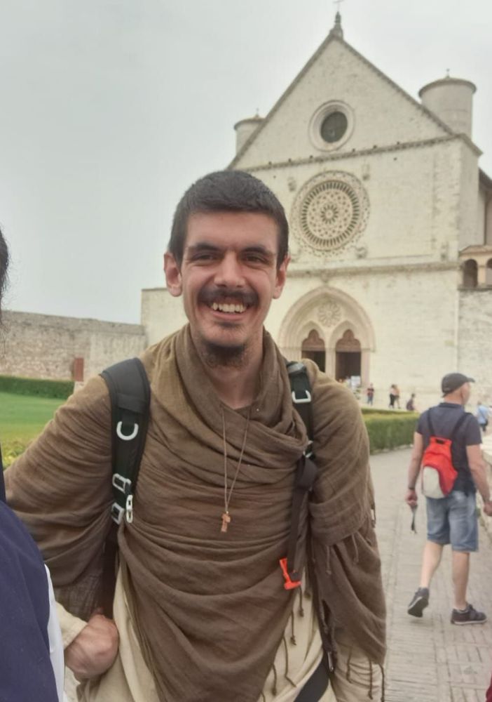 Uno zaino, qualche cartello, niente soldi: il cammino di Giovanni Muggeri per la pace