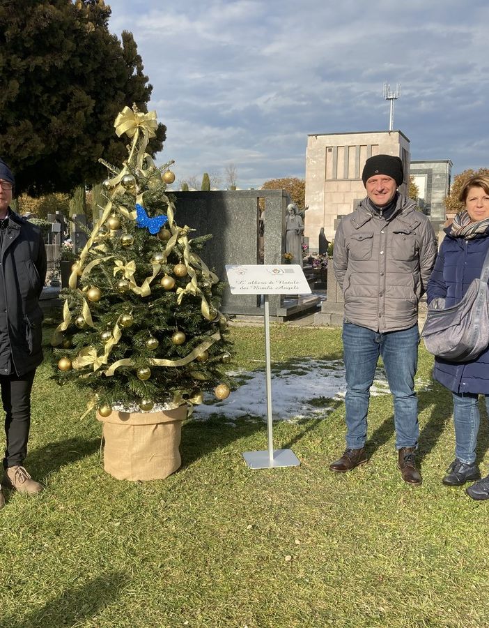 Da sinistra Luca e Marco Cirigliano, con Marika Mura e l'Albero dei bimbi angeli