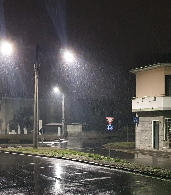 L'acqua batte la neve a Busto
