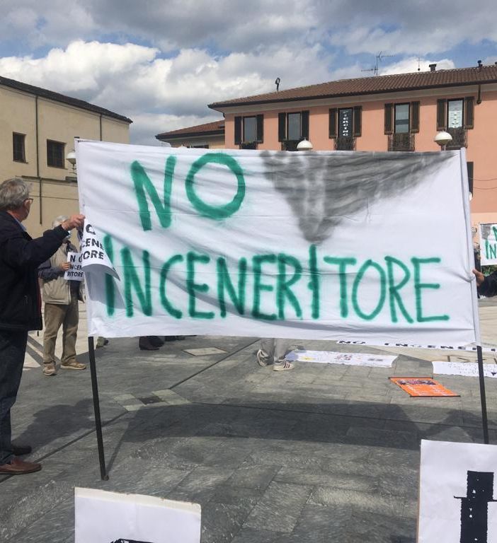 Una protesta passata contro l'inceneritore, ancora in gestione Accam