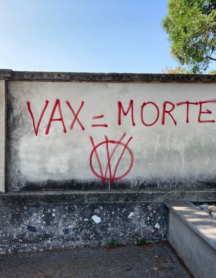 Scritte “no vax” sui muri del cimitero di Fagnano