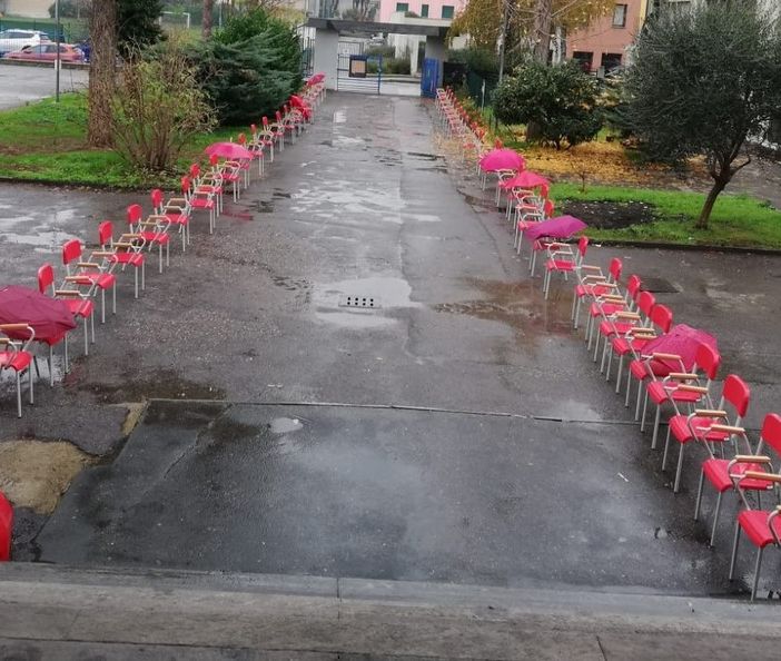 Sedie rosse vuote. Alle De Amicis di Busto un’installazione per le donne vittime di violenza