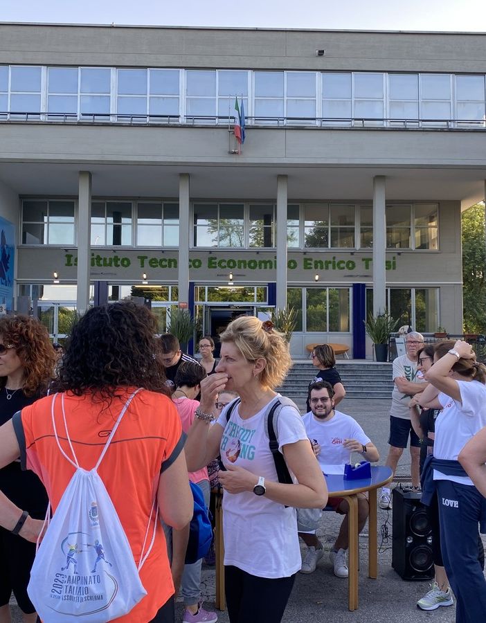 VIDEO. «Abbiamo camminato insieme per aiutare la biblioteca di Faenza. Perché Noi del Tosi siamo una famiglia»