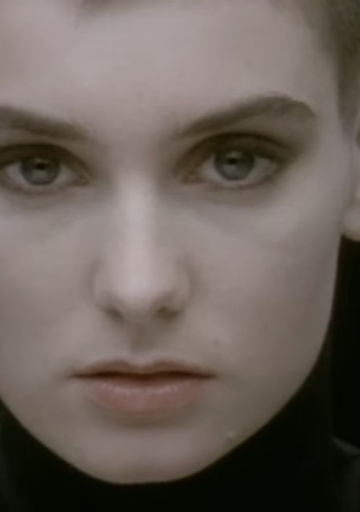 Un frame del video di di Nothing Compares 2 U