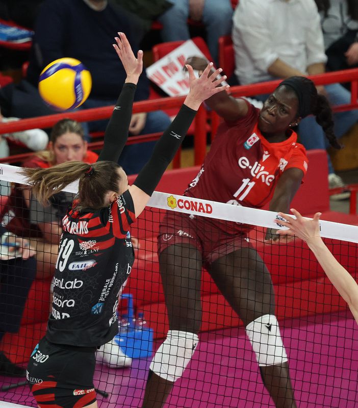 Josephine Obossa dominante nel match vinto dalla Uyba a Perugia