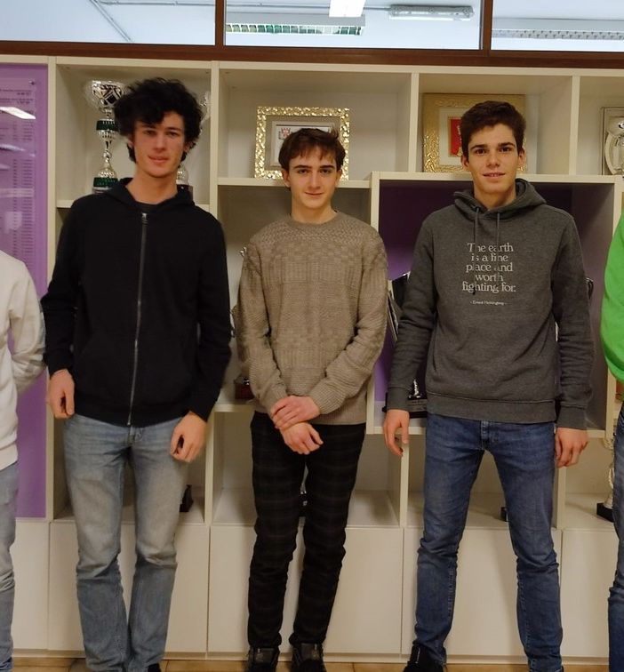Gli studenti del Tosi e, sotto, la medaglia d’oro Tommaso Licini