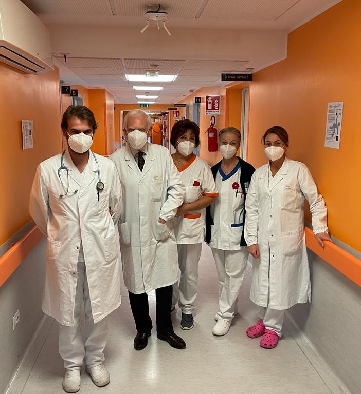 Un'immagine della nuova degenza dell'oncologia in ospedale a Saronno. Al centro, il Direttore del Dipartimento oncologico Asst Valle Olona, dottor Claudio Verusio