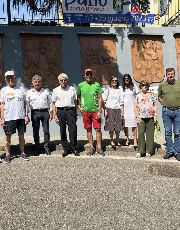 La nuova installazione con gli stemmi delle quattro Contrade e del Comune. Nell'ultima foto, il taglio del nastro dell'edizione 2023 del Palio di Gorla Maggiore