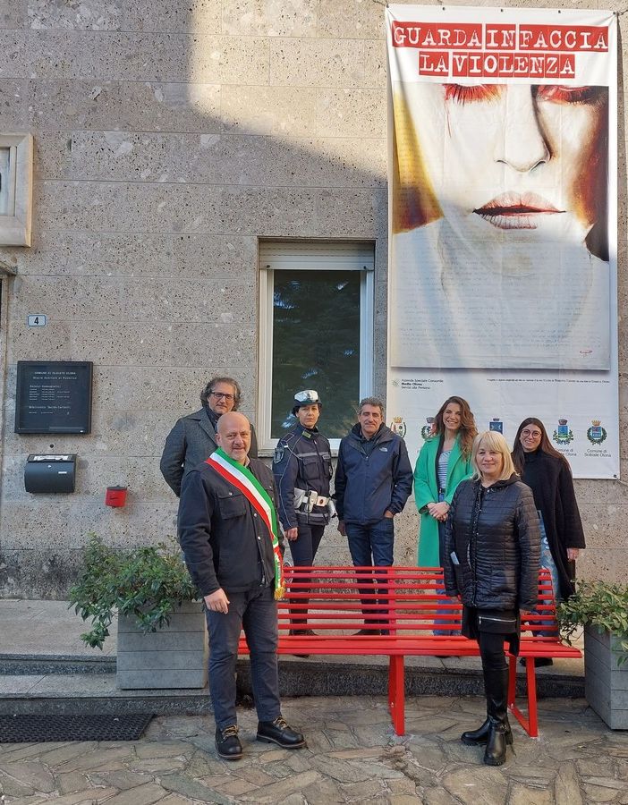 Olgiate: fuori dal vecchio municipio una panchina rossa per sensibilizzare sulla violenza di genere