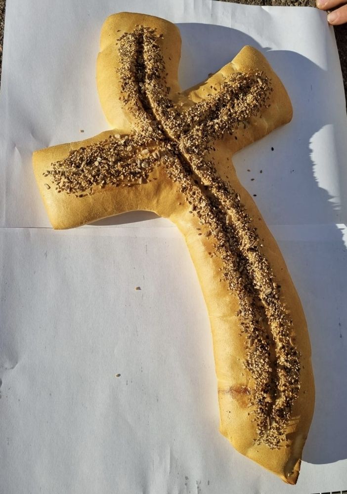 La croce di pane realizzata dai dipendenti