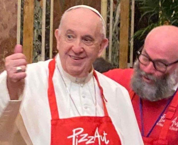 Il pianto dei ragazzi di PizzAut: «È morto il nostro Papa»