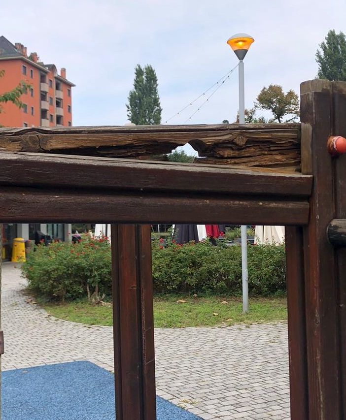 «Si mettano in sicurezza i giochi al parco Comerio di Busto»