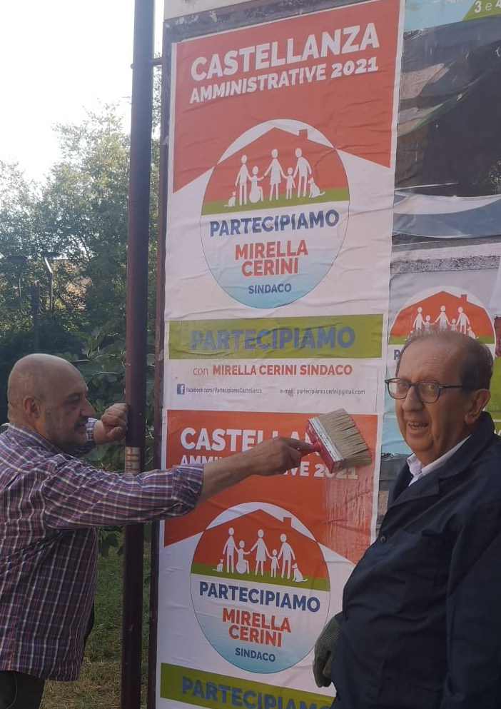 Subito al lavoro per rimpiazzare i manifesti imbrattati a Castellanza (sotto)