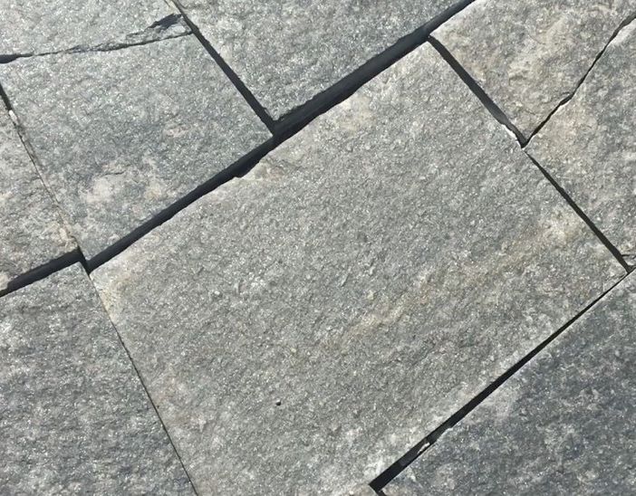 Le lastre ammalorate e la bella piazza