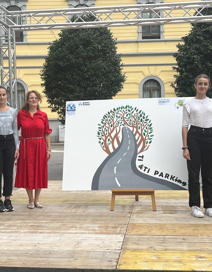 Il sindaco Antonelli, l'assessore Loschiavo e le due studentesse Giulia e Aurora