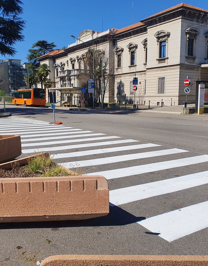 Busto, fioriere e parcheggi “blu” in piazzale Solaro