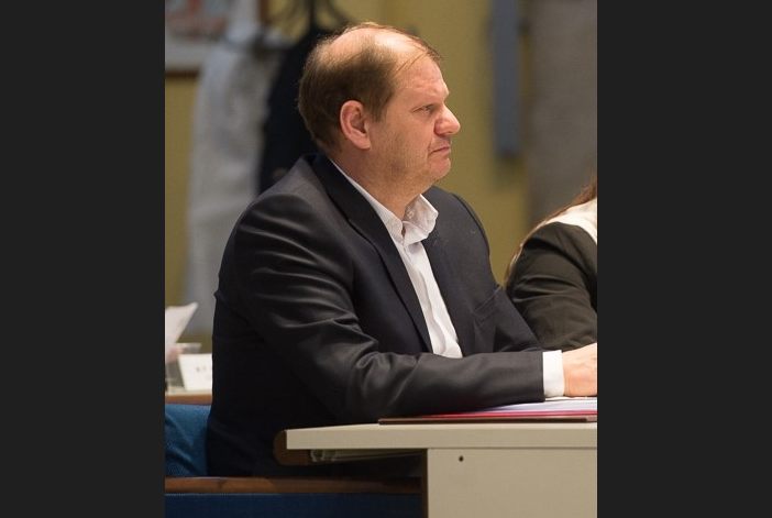 Livio Pinciroli quando sedeva in consiglio comunale. Sotto, il suo ritorno per una sera nella sede della Lega