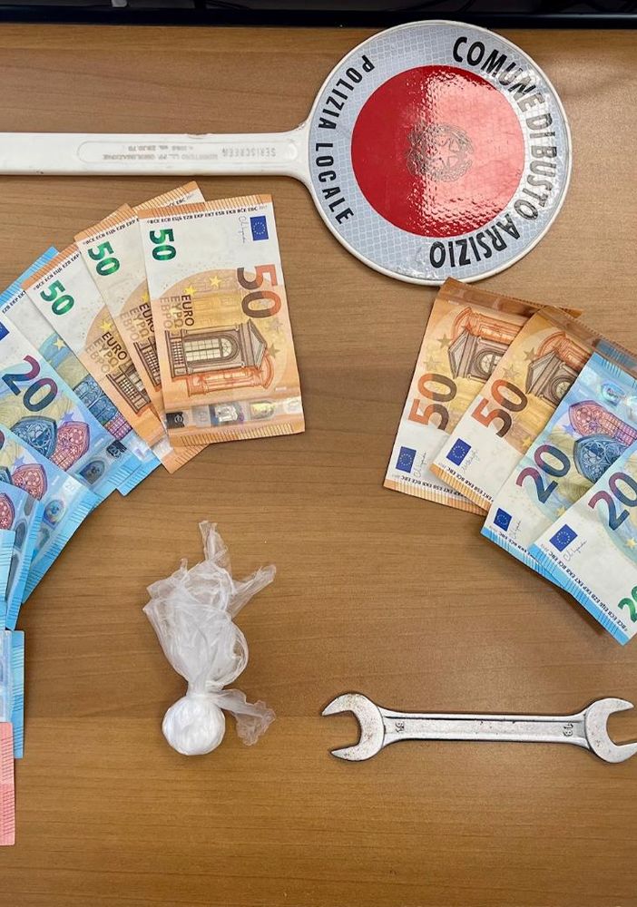 Busto, polizia locale blocca coppia ricercata per furti e altri reati