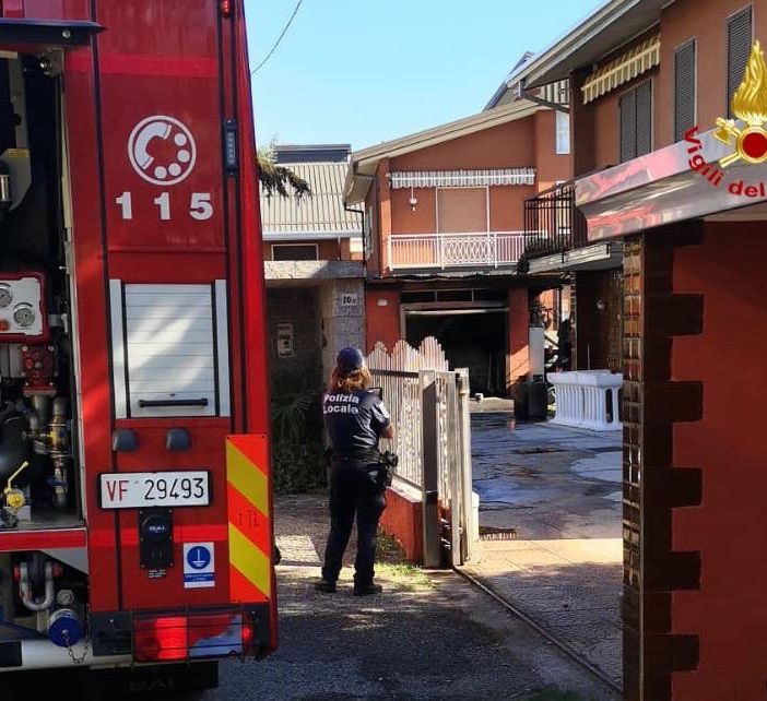 L'intervento dei vigili del fuoco nella villetta di via Dante a Fagnano